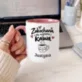 Kubek Personalizowany Na Walentynki Prezent Na Rocznicę Dla Kobiety: Zakochana, Ale Najpierw Kubek Personalizowany Na Walentynki Prezent Na Rocznicę Dla Kobiety: Zakochana, Ale Najpierw