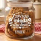 Słoik Na Ciastka z Grawerem Dla 90 Latki Prezent Na 90 Urodziny Dla Kobiety: Zawsze Młoda Duchem