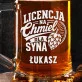 Kufel Personalizowany z Grawerem Dla Syna Na Dzień Chłopaka Prezent: Odznaka Mistrza Chmielu Kufel Personalizowany z Grawerem Dla Syna Na Dzień Chłopaka Prezent: Odznaka Mistrza Chmielu