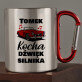 Kocha dźwięk silnika - Kubek metalowy z karabińczykiem Kocha dźwięk silnika - Kubek metalowy z karabińczykiem