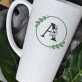 Monogram w kole kwiaty - kubek personalizowany