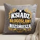 Poduszka Dekoracyjna Dla Księdza Prezent Dla Mężczyzny: Ksiądz Błogosławi I Rozśmiesza Poduszka Dekoracyjna Dla Księdza Prezent Dla Mężczyzny: Ksiądz Błogosławi I Rozśmiesza