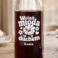 Karafka Do Wina Personalizowana Dla 70 Latki Prezent Na 70 Urodziny Dla Kobiety: Wciąż Młoda Duchem Karafka Do Wina Personalizowana Dla 70 Latki Prezent Na 70 Urodziny Dla Kobiety: Wciąż Młoda Duchem