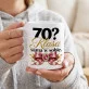 Kubek Z Nadrukiem Dla 70 Latki Prezent Na 70 Urodziny Dla Kobiety: Klasa Sama W Sobie Kubek Z Nadrukiem Dla 70 Latki Prezent Na 70 Urodziny Dla Kobiety: Klasa Sama W Sobie