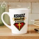 Kubek Z Nadrukiem Dla Księdza Prezent Dla Mężczyzny: Ksiądz Bohater W Koloratce Kubek Z Nadrukiem Dla Księdza Prezent Dla Mężczyzny: Ksiądz Bohater W Koloratce