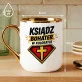 Kubek Z Nadrukiem Dla Księdza Prezent Dla Mężczyzny: Ksiądz Bohater W Koloratce Kubek Z Nadrukiem Dla Księdza Prezent Dla Mężczyzny: Ksiądz Bohater W Koloratce