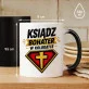Kubek Z Nadrukiem Dla Księdza Prezent Dla Mężczyzny: Ksiądz Bohater W Koloratce Kubek Z Nadrukiem Dla Księdza Prezent Dla Mężczyzny: Ksiądz Bohater W Koloratce