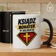 Kubek Z Nadrukiem Dla Księdza Prezent Dla Mężczyzny: Ksiądz Bohater W Koloratce Kubek Z Nadrukiem Dla Księdza Prezent Dla Mężczyzny: Ksiądz Bohater W Koloratce