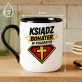 Kubek Z Nadrukiem Dla Księdza Prezent Dla Mężczyzny: Ksiądz Bohater W Koloratce Kubek Z Nadrukiem Dla Księdza Prezent Dla Mężczyzny: Ksiądz Bohater W Koloratce