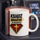 Kubek Z Nadrukiem Dla Księdza Prezent Dla Mężczyzny: Ksiądz Bohater W Koloratce Kubek Z Nadrukiem Dla Księdza Prezent Dla Mężczyzny: Ksiądz Bohater W Koloratce