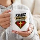 Kubek Z Nadrukiem Dla Księdza Prezent Dla Mężczyzny: Ksiądz Bohater W Koloratce Kubek Z Nadrukiem Dla Księdza Prezent Dla Mężczyzny: Ksiądz Bohater W Koloratce