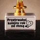 Statuetka Z Grawerem Na Rocznicę Prezent Na Walentynki Dla Mężczyzny: Przetrwałeś Kolejny Rok Ze Mną