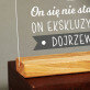 On się nie starzeje - Wydruk na szkle akrylowym z podstawką