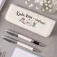 Zestaw Pióro i Długopis w Etui Na Dzień Nauczyciela Prezent Dla Nauczyciela Kobiety: Korektorski Szyk Zestaw Pióro i Długopis w Etui Na Dzień Nauczyciela Prezent Dla Nauczyciela Kobiety: Korektorski Szyk