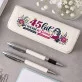 Zestaw Pióro i Długopis w Etui Dla 45 Latki Prezent Na 45 Urodziny Dla Kobiety: Sarkastyczna Elegancja Zestaw Pióro i Długopis w Etui Dla 45 Latki Prezent Na 45 Urodziny Dla Kobiety: Sarkastyczna Elegancja