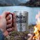 Kubek Metalowy z Karabińczykiem Na 25 Lecie Ślubu Prezent Dla Mężczyzny: Zmęczony Retro Pan Kubek Metalowy z Karabińczykiem Na 25 Lecie Ślubu Prezent Dla Mężczyzny: Zmęczony Retro Pan