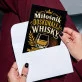 Kartka z Życzeniami Dla Konesera Whisky Dla Mężczyzny: Dębowa Elegancja Kartka z Życzeniami Dla Konesera Whisky Dla Mężczyzny: Dębowa Elegancja
