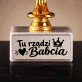 Statuetka Z Grawerem Na Dzień Babci Prezent Dla Babci Kobiety: Tu Rządzi Babcia
