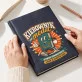 Kalendarz Książkowy A5 2027 Dla Kierownika Prezent Dla Mężczyzny: Retro Emblemat Kierownika Kalendarz Książkowy A5 2027 Dla Kierownika Prezent Dla Mężczyzny: Retro Emblemat Kierownika
