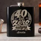 Piersiówka z Grawerem Na 40 Rocznicę Ślubu Prezent Dla Kobiety: 40 Lat, Zero Rutyny