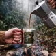 Kubek Metalowy z Karabińczykiem Dla Żołnierza Prezent Na Przysięgę Wojskową Dla Mężczyzny: Kawowy Dowódca Kubek Metalowy z Karabińczykiem Dla Żołnierza Prezent Na Przysięgę Wojskową Dla Mężczyzny: Kawowy Dowódca
