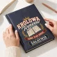Kalendarz Książkowy A5 2027 Dla Pracownicy Prezent Dla Kobiety: Humor Biurowy Varsity Kalendarz Książkowy A5 2027 Dla Pracownicy Prezent Dla Kobiety: Humor Biurowy Varsity