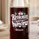Karafka Do Wina Personalizowana Na Dzień Kobiet Prezent Dla Kobiety Kobiety: Królowa Dobrego Humoru Karafka Do Wina Personalizowana Na Dzień Kobiet Prezent Dla Kobiety Kobiety: Królowa Dobrego Humoru