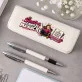 Zestaw Pióro i Długopis w Etui Dla Starszej Siostry Prezent Dla Kobiety: Królowa Chaosu Zestaw Pióro i Długopis w Etui Dla Starszej Siostry Prezent Dla Kobiety: Królowa Chaosu