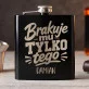Piersiówka z Grawerem Dla Faceta Który Ma Wszystko Prezent Dla Mężczyzny: Brakuje Mu Tylko Tego