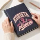 Kalendarz Książkowy A5 2027 Dla Kobiety Prezent Dla Kobiety: Kobieca Klasyka Varsity Kalendarz Książkowy A5 2027 Dla Kobiety Prezent Dla Kobiety: Kobieca Klasyka Varsity