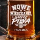 Kufel Personalizowany z Grawerem Na Nowe Mieszkanie Prezent Dla Mężczyzny: Piwny Emblemat Varsity Kufel Personalizowany z Grawerem Na Nowe Mieszkanie Prezent Dla Mężczyzny: Piwny Emblemat Varsity