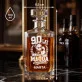 Karafka Do Whisky z Grawerem Dla 90 Latki Prezent Na 90 Urodziny Dla Kobiety: 90 Lat I Wciąż Młoda