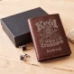 Portfel Męski Skórzany Dla Rolnika Prezent Personalizowany: Król Pola I Traktora Portfel Męski Skórzany Dla Rolnika Prezent Personalizowany: Król Pola I Traktora