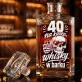 Karafka Do Whisky z Grawerem Na 40 Urodziny Prezent: 40 Na Karku, Whisky W Barku Karafka Do Whisky z Grawerem Na 40 Urodziny Prezent: 40 Na Karku, Whisky W Barku