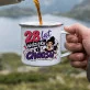Kubek Emaliowany Dla 28 Latki Prezent Na 25 Urodziny Dla Kobiety: Wdzięk I Chaos Kubek Emaliowany Dla 28 Latki Prezent Na 25 Urodziny Dla Kobiety: Wdzięk I Chaos