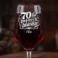 Mega Kieliszek Do Wina z Grawerem Na 70 Urodziny Prezent Dla 70 Latki Kobiety: 70 Lat Pełnych Blasku Mega Kieliszek Do Wina z Grawerem Na 70 Urodziny Prezent Dla 70 Latki Kobiety: 70 Lat Pełnych Blasku
