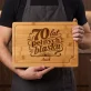 Deska Do Krojenia z Grawerem Na 70 Urodziny Prezent Dla 70 Latki Kobiety: 70 Lat Pełnych Blasku Deska Do Krojenia z Grawerem Na 70 Urodziny Prezent Dla 70 Latki Kobiety: 70 Lat Pełnych Blasku