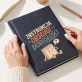 Kalendarz Książkowy A5 2027 Dla 18 Latka Prezent Dla Mężczyzny: Doodle Dorosłości Kalendarz Książkowy A5 2027 Dla 18 Latka Prezent Dla Mężczyzny: Doodle Dorosłości