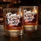 Szklanki Do Whisky z Grawerem Na Parapetówkę Prezent Dla Mężczyzny: Dom Pełen Dobrych Chwil Szklanki Do Whisky z Grawerem Na Parapetówkę Prezent Dla Mężczyzny: Dom Pełen Dobrych Chwil