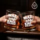 Zestaw Prezentowy Whisky Dla Męża Na Rocznicę Ślubu Dla Mężczyzny: Mąż. Król Dolewki Zestaw Prezentowy Whisky Dla Męża Na Rocznicę Ślubu Dla Mężczyzny: Mąż. Król Dolewki