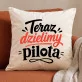 Poduszka Dekoracyjna Dla Pary Młodej Prezent Na Ślub Dla Pary: Domowa Walka O Pilota Poduszka Dekoracyjna Dla Pary Młodej Prezent Na Ślub Dla Pary: Domowa Walka O Pilota