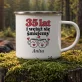 Kubek Emaliowany Na 35 Rocznice Ślubu Prezent Na Walentynki Dla Kobiety: 35 Lat I Wciąż Się Kubek Emaliowany Na 35 Rocznice Ślubu Prezent Na Walentynki Dla Kobiety: 35 Lat I Wciąż Się