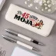Zestaw Pióro i Długopis w Etui Na 45 Rocznicę Ślubu Prezent Na Walentynki Dla Kobiety: Szafirowy Dowcip Zestaw Pióro i Długopis w Etui Na 45 Rocznicę Ślubu Prezent Na Walentynki Dla Kobiety: Szafirowy Dowcip