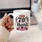 Kubek Z Nadrukiem Na 70 Urodziny Prezent Dla Kobiety: Ikona, Nie Metryka Kubek Z Nadrukiem Na 70 Urodziny Prezent Dla Kobiety: Ikona, Nie Metryka