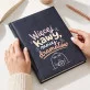 Kalendarz Książkowy A5 2027 Na 40 Urodziny Prezent Dla 40 Latki Kobiety: Ironiczny Doodle Kalendarz Książkowy A5 2027 Na 40 Urodziny Prezent Dla 40 Latki Kobiety: Ironiczny Doodle