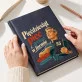 Kalendarz Książkowy A5 2027 Na 55 Urodziny Prezent Dla 55 Latka Mężczyzny: Retro Humor Męski Kalendarz Książkowy A5 2027 Na 55 Urodziny Prezent Dla 55 Latka Mężczyzny: Retro Humor Męski