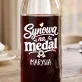 Karafka Do Wina Personalizowana Dla Synowej Prezent Dla Kobiety: Synowa Na Medal Karafka Do Wina Personalizowana Dla Synowej Prezent Dla Kobiety: Synowa Na Medal