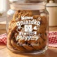 Słoik Na Ciastka z Grawerem Na Parapetówkę Prezent Dla Pary: Nowe Gniazdko, Te Same