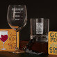 Zestaw prezentowy dla przyjaciół z kieliszkiem do wina i szklanką do whisky 
