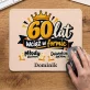 Podkładka Pod Myszkę Dla 60 Latka Prezent Na 60 Urodziny Dla Mężczyzny: 60 Lat, Wciąż W Formie Podkładka Pod Myszkę Dla 60 Latka Prezent Na 60 Urodziny Dla Mężczyzny: 60 Lat, Wciąż W Formie